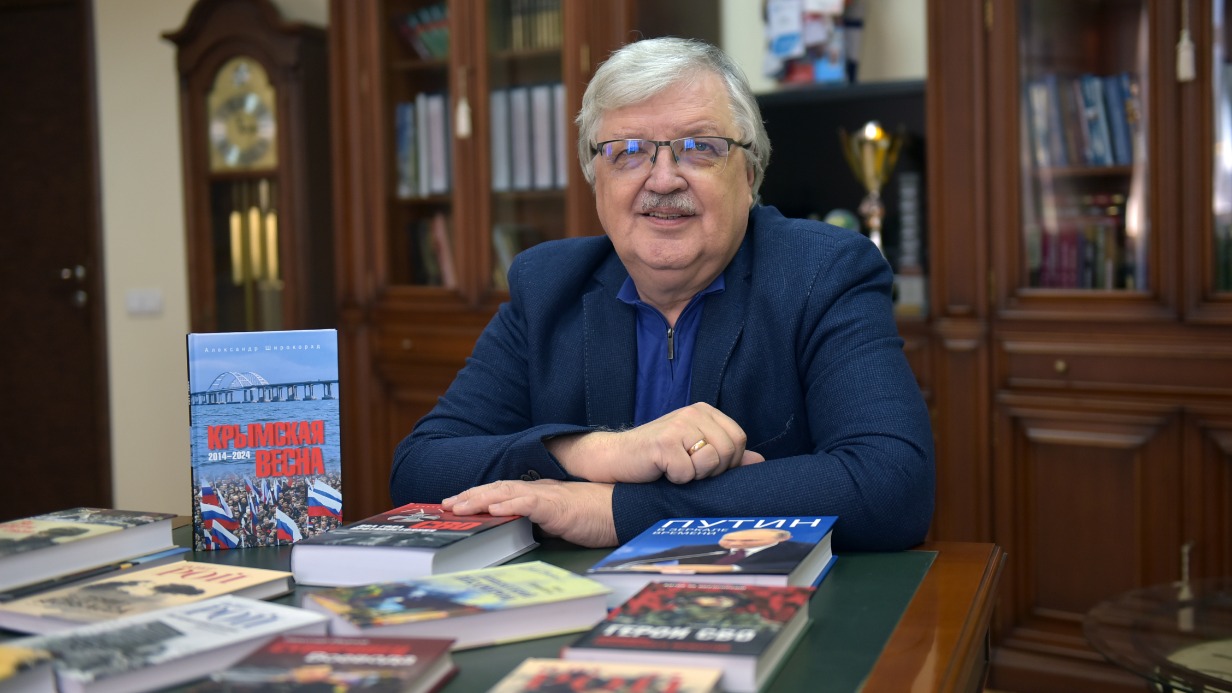 Главный редактор издательства «Вече» Сергей Дмитриев на книжной выставке