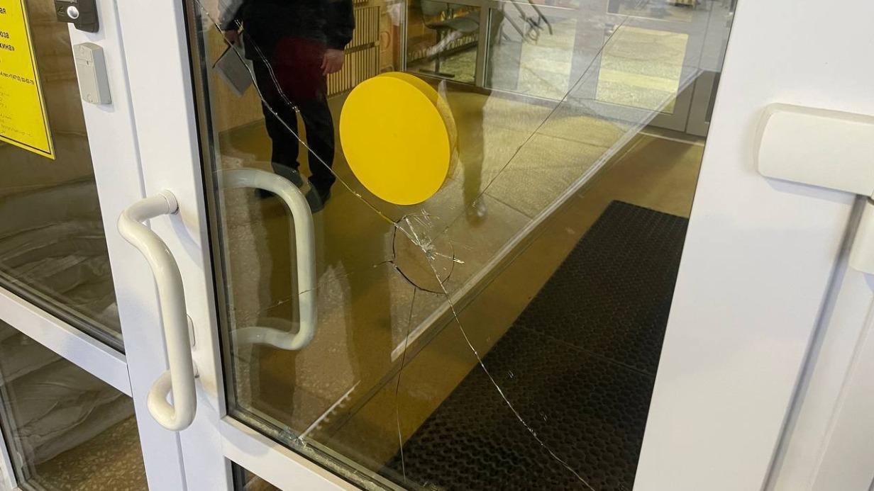 Подросток в балаклаве и с молотком ворвался в курскую школу