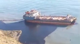 В Сети появились кадры с новым выбросом мазута с кормы затонувшего танкера