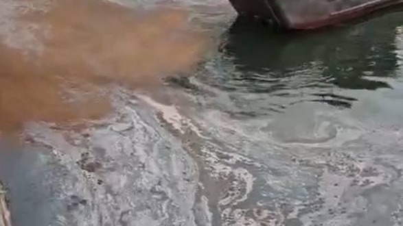 Растворитель лакокрасочных изделий для покраски судов разлился по Дону