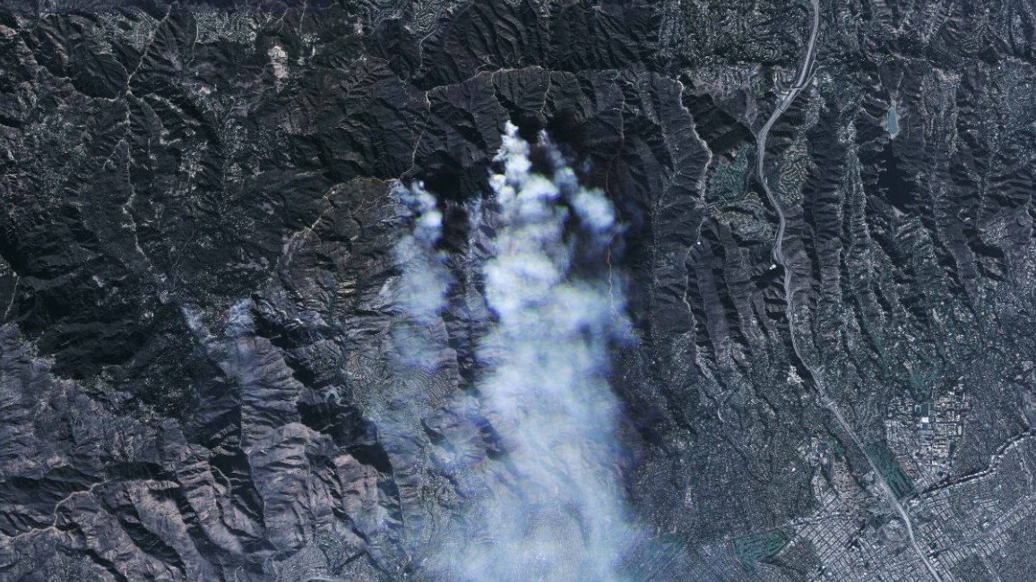 Роскосмос показал спутниковый снимок масштабных пожаров в Лос-Анджелесе