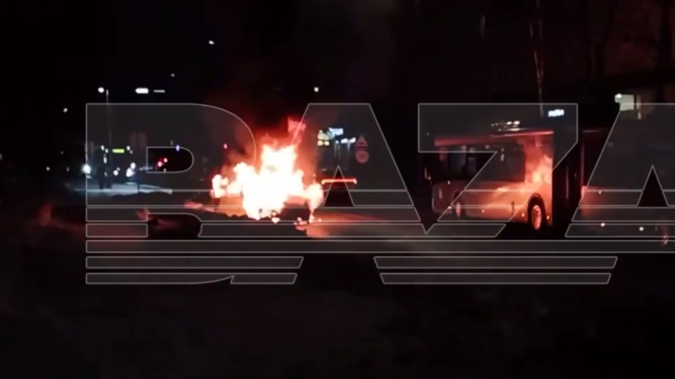 «Мерседес» загорелся рядом с парком Ангарские пруды в столице