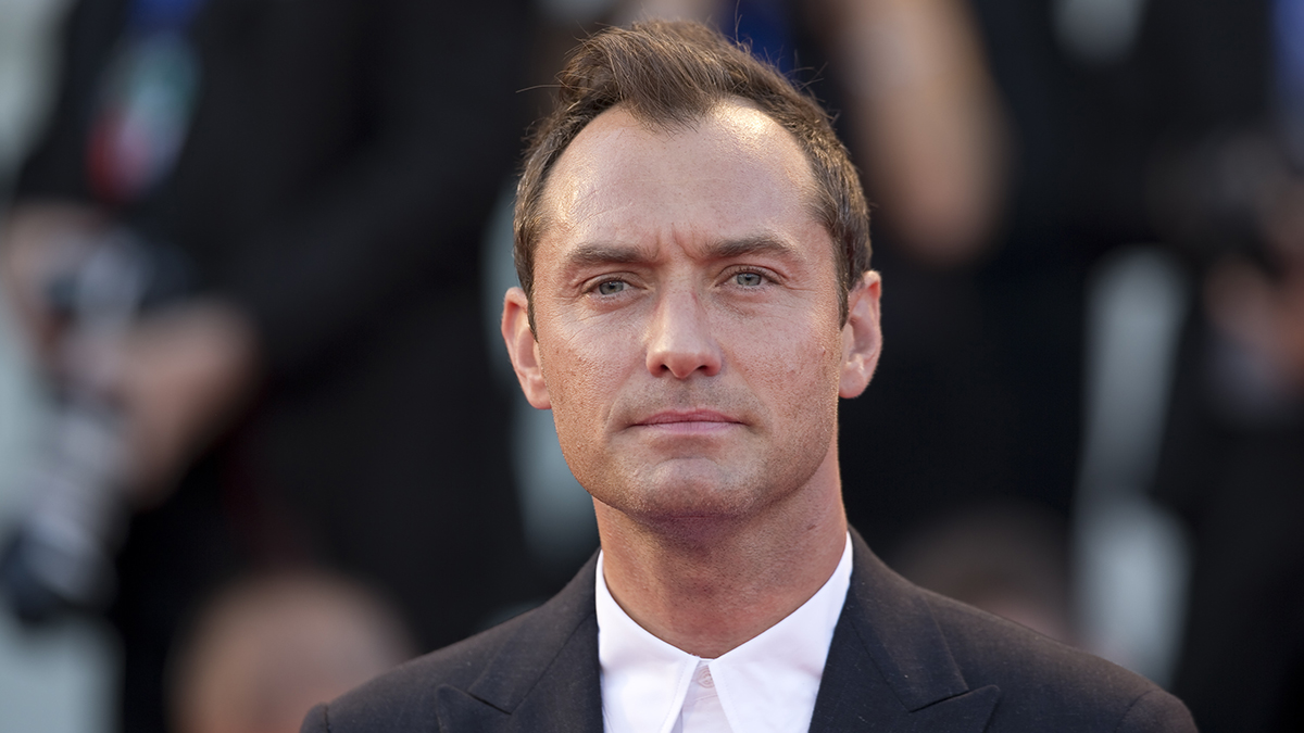 В Сети появились кадры с Джудом Лоу в образе Путина