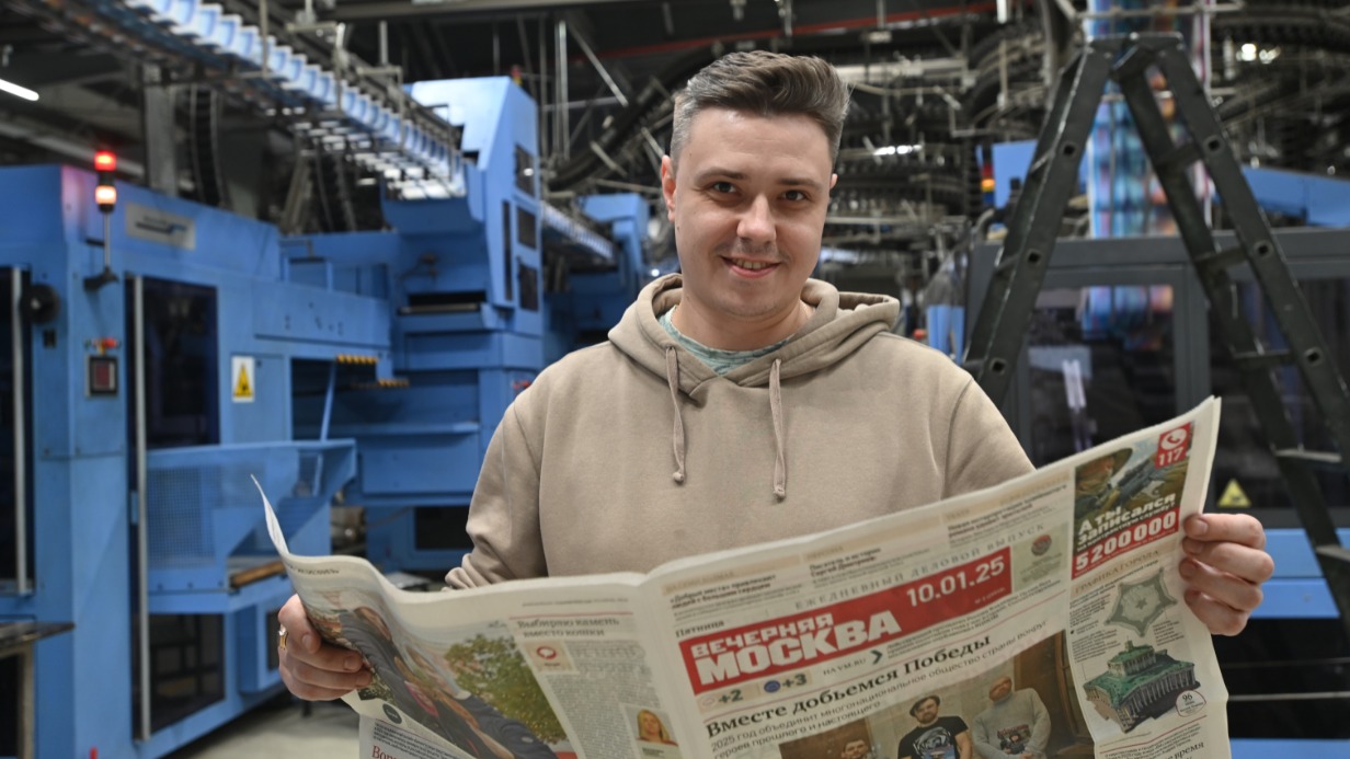 Технолог типографии Максим Архипов проверяет качество напечатанного делового выпуска газеты «Вечерняя Москва» и читает опубликованные статьи, чтобы узнать последние новости самым первым