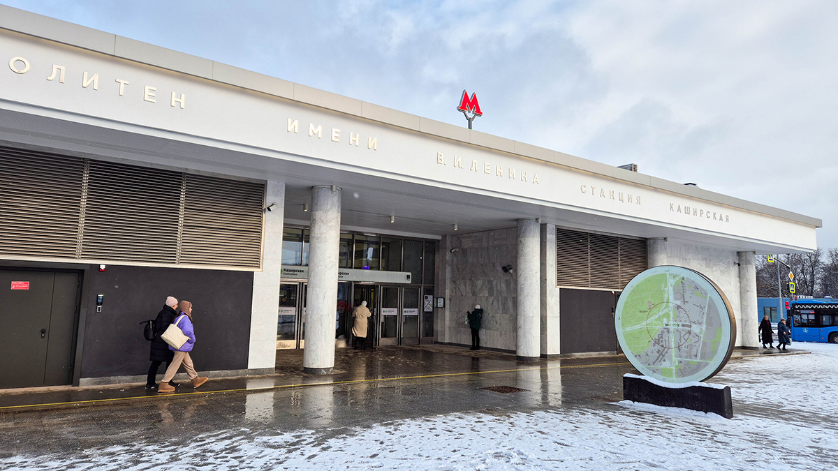 Мужчина скончался на станции метро «Кузнецкий Мост» в Москве