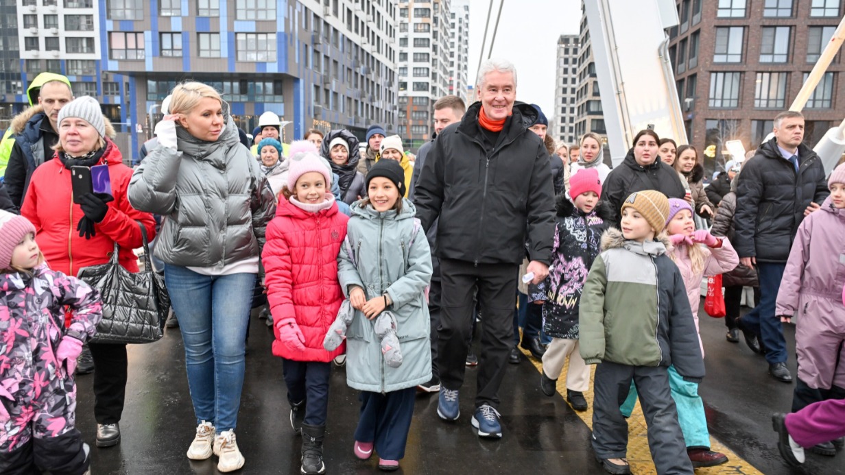 Мэр Москвы Сергей Собянин вместе с жителями района Нагатинский Затон идет по новому велопешеходному мосту через старое русло Москвы-реки