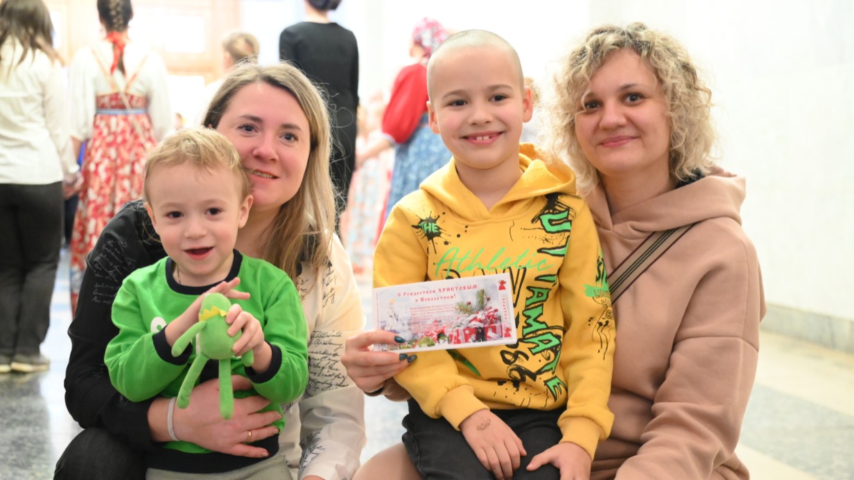 Наталья Острянская с сыном Евгением и Олеся Норова с сыном Вячеславом на Рождественской елке в Музее Победы. Дети получили удовольствие от представления и сладкие подарки