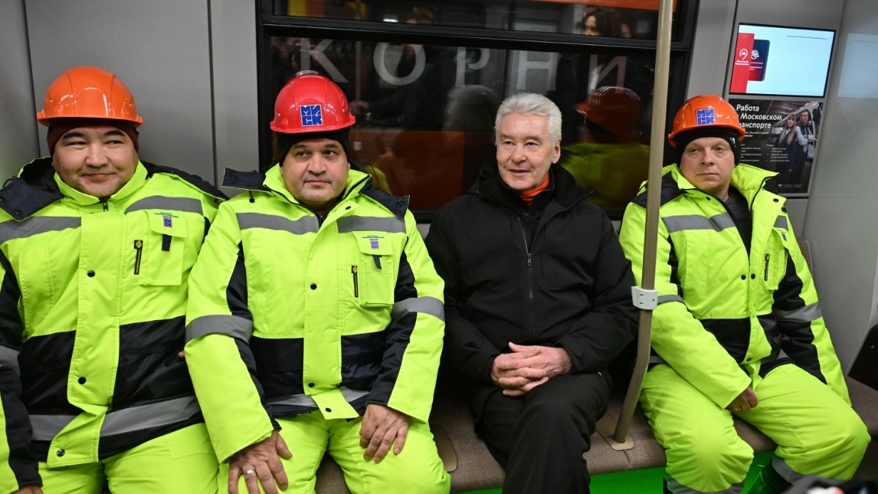 Мэр Москвы Сергей Собянин (второй справа) проехался вместе со строителями по открытому участку Троицкой линии Московского метрополитена