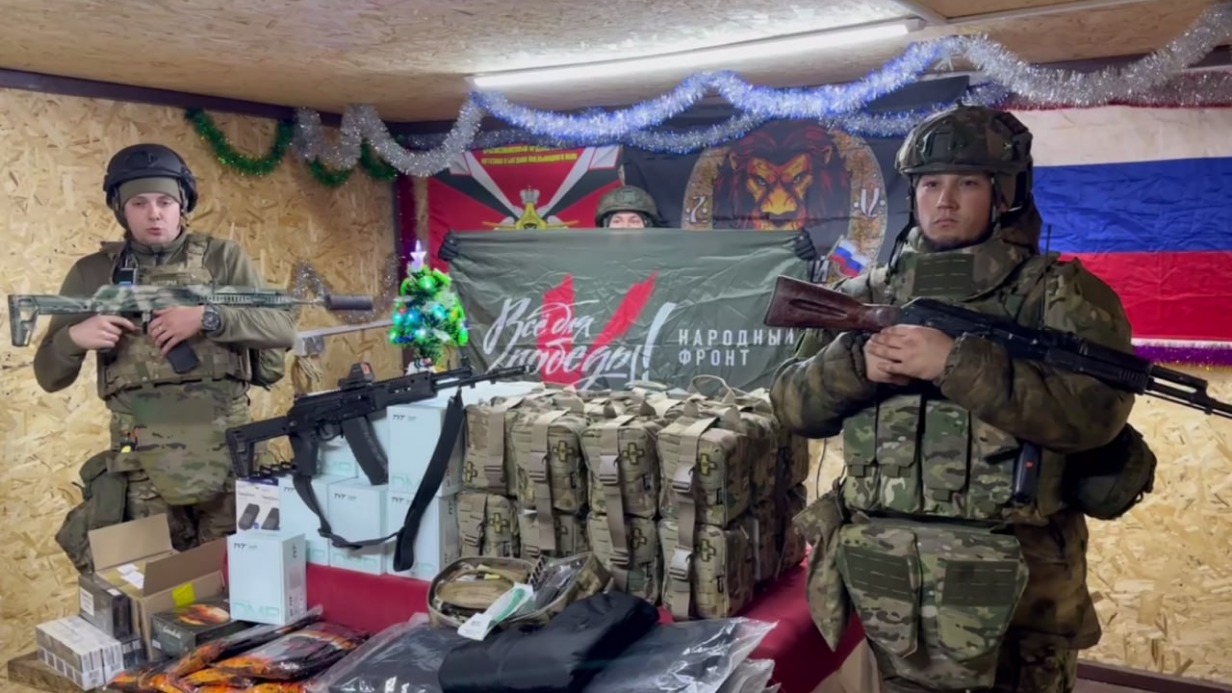 Мобилизованные бойцы с позывными «Маэстро» (слева) и «Камал» получают груз, переданный бойцам волонтерами столичного отделения «Народного фронта»