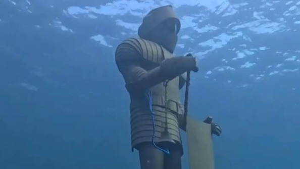 Прокуратура проведет проверку после установки железного рыцаря на дне Байкала