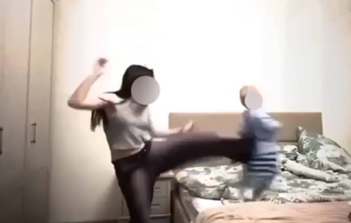 Девушка, ударившая ребенка ногой по спине в Москве, стояла на учете