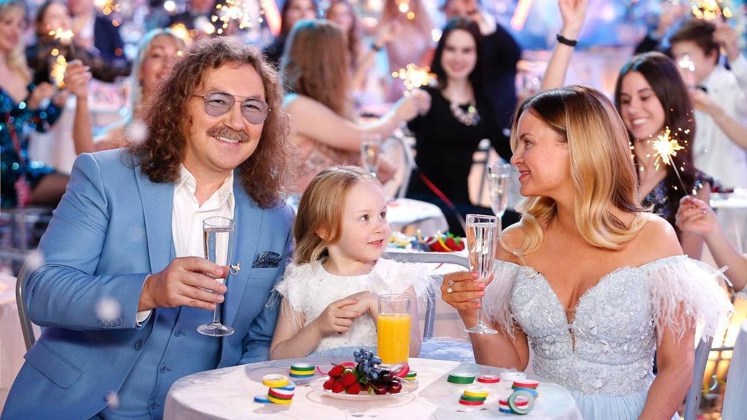 Увидела во сне сапоги Николаева: знаменитости рассказали, как гадают на Святки