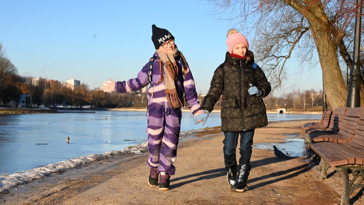 Школьницы Алиса Назирова и Аня Боровикова в парке Царицыно