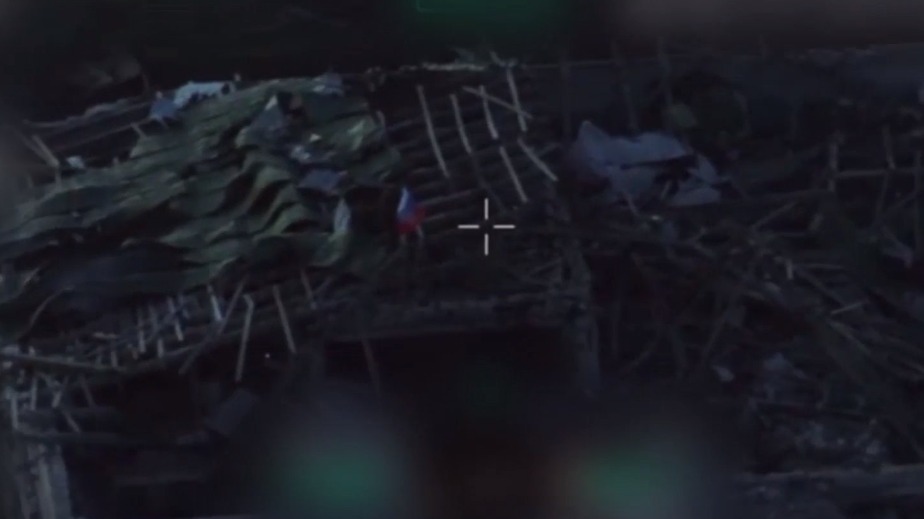 Российские бойцы подняли триколор в освобожденном Нескучном в ДНР (видео)