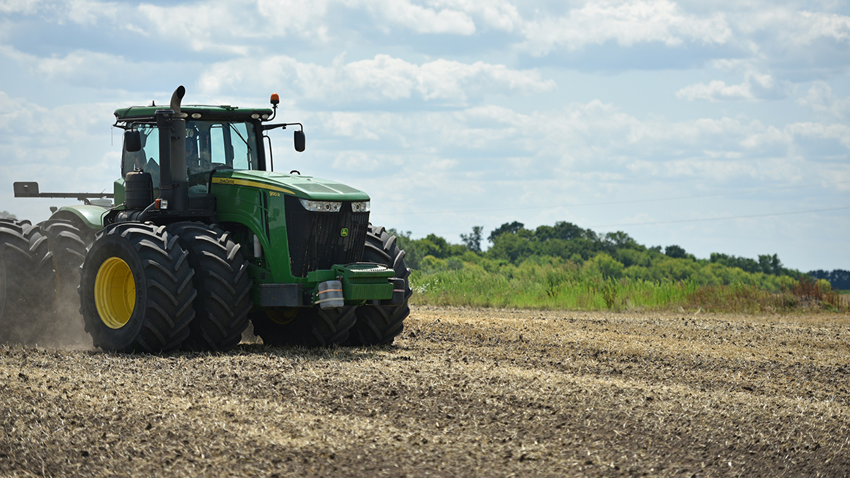 В Белоруссии трактор столкнулся с пассажирским поездом
