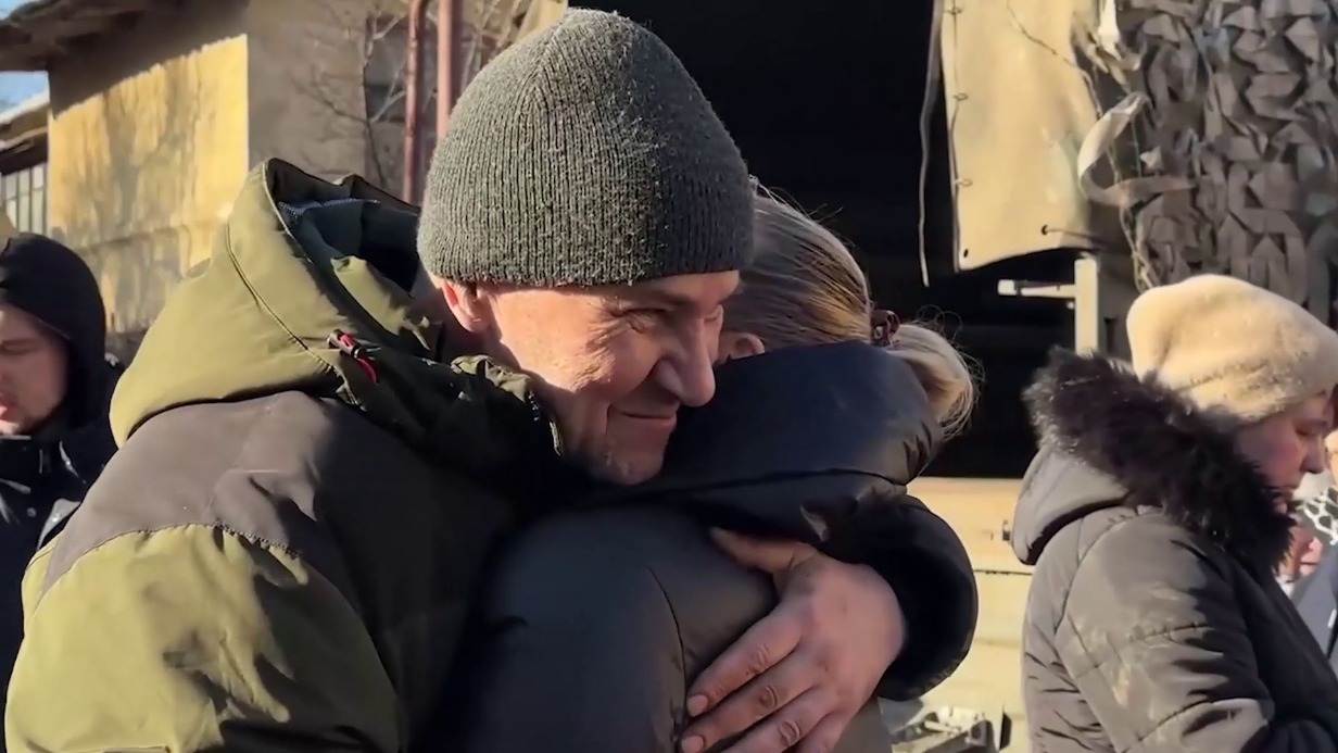 Мирный житель, выведенный из Курахово, встретился со своими родственниками