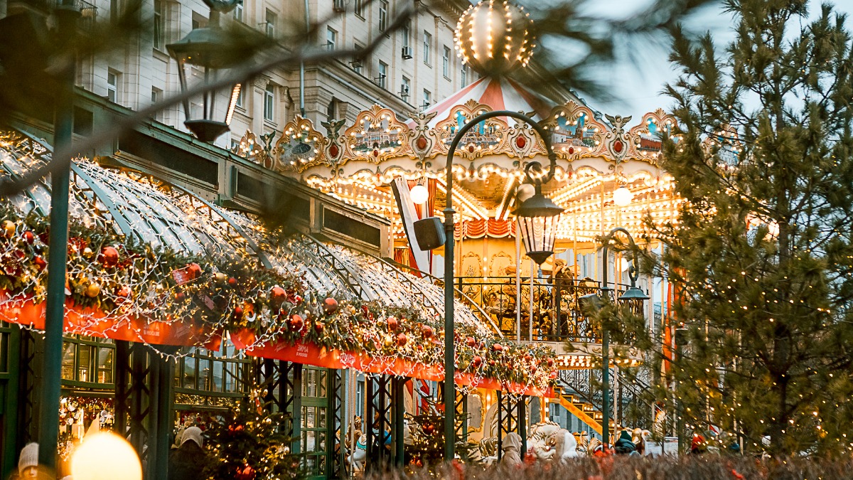 Редкие игрушки и винтажные сервизы: что приобрести на площадках «Зимы в Москве»