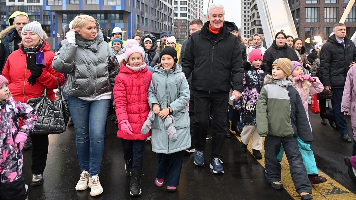 Мэр Москвы Сергей Собянин вместе с жителями района Нагатинский Затон прогулялся по новому велопешеходному мосту через старое русло Москвы-реки