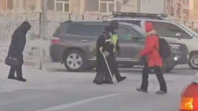 Инспектор ДПС в Якутии помог бабушке перейти дорогу, чтобы она не упала в гололед