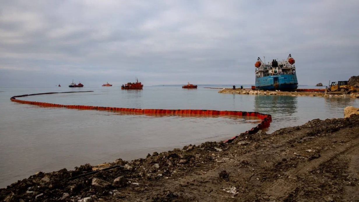 Стало известно, когда мазут с танкера «Волгонефть-239» полностью откачают