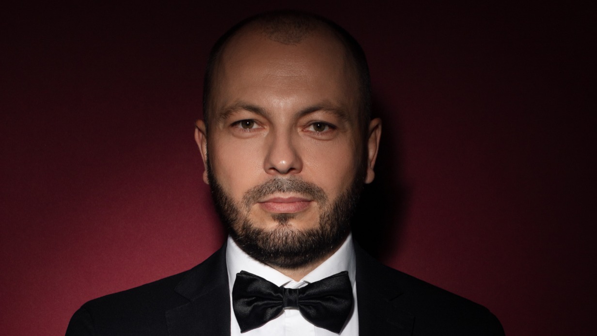 Ярослав Сумишевский учился музыке не один год, но лично прошел путь от «ресторанного» певца до артиста большой сцены