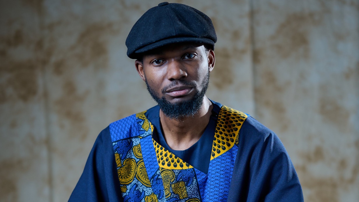 Африканец Эсуа Фиделис в одном из сшитых им этнических костюмов