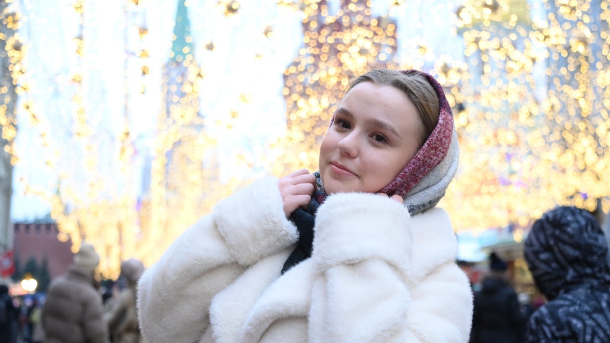 Гостья из Ижевска Софья Романова гуляет по Никольской улице, которая украшена яркими гирляндами и новогодними декорациями. В этом сезоне в зимние праздники столицу посетили 7 миллионов туристов из разных регионов России и из зарубежных стран