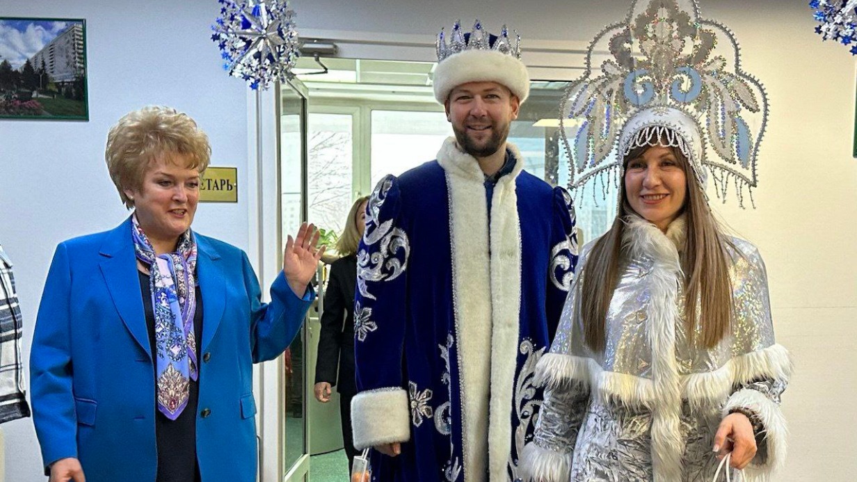 Депутаты Мосгордумы главврач госпиталя для ветеранов войн №2 Вера Шастина, а также Максим Руднев и Лариса Картавцева в костюмах Деда Мороза и Снегурочки 