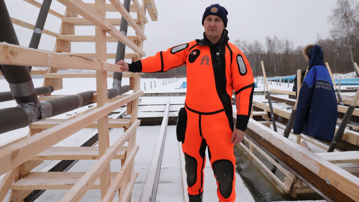 Спасатель Виталий Шоханов в рамках подготовки к крещенским купаниям осматривает готовую к установке в купель деревянную конструкцию