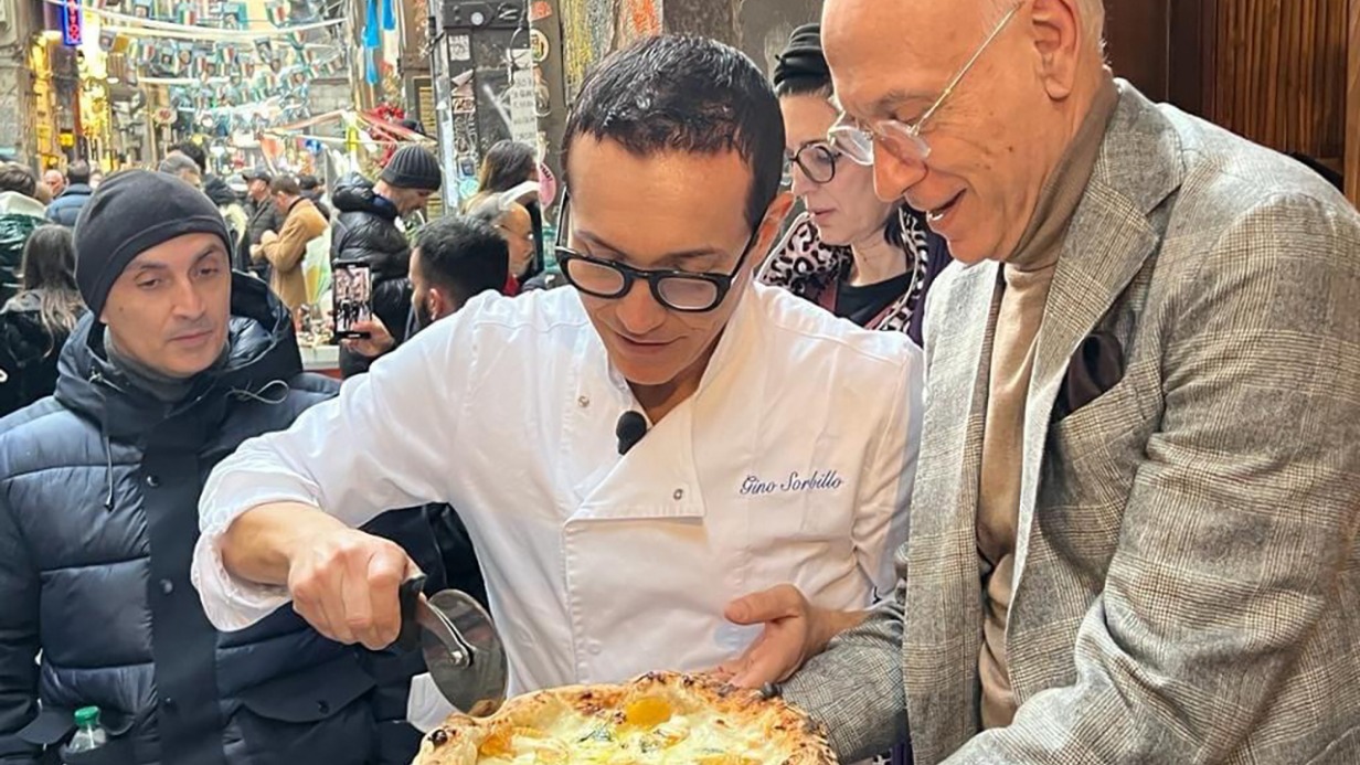 Вопреки советам коллег итальянский повар Джино Сорбилло впервые включил пиццу с ананасами в меню своего ресторана
