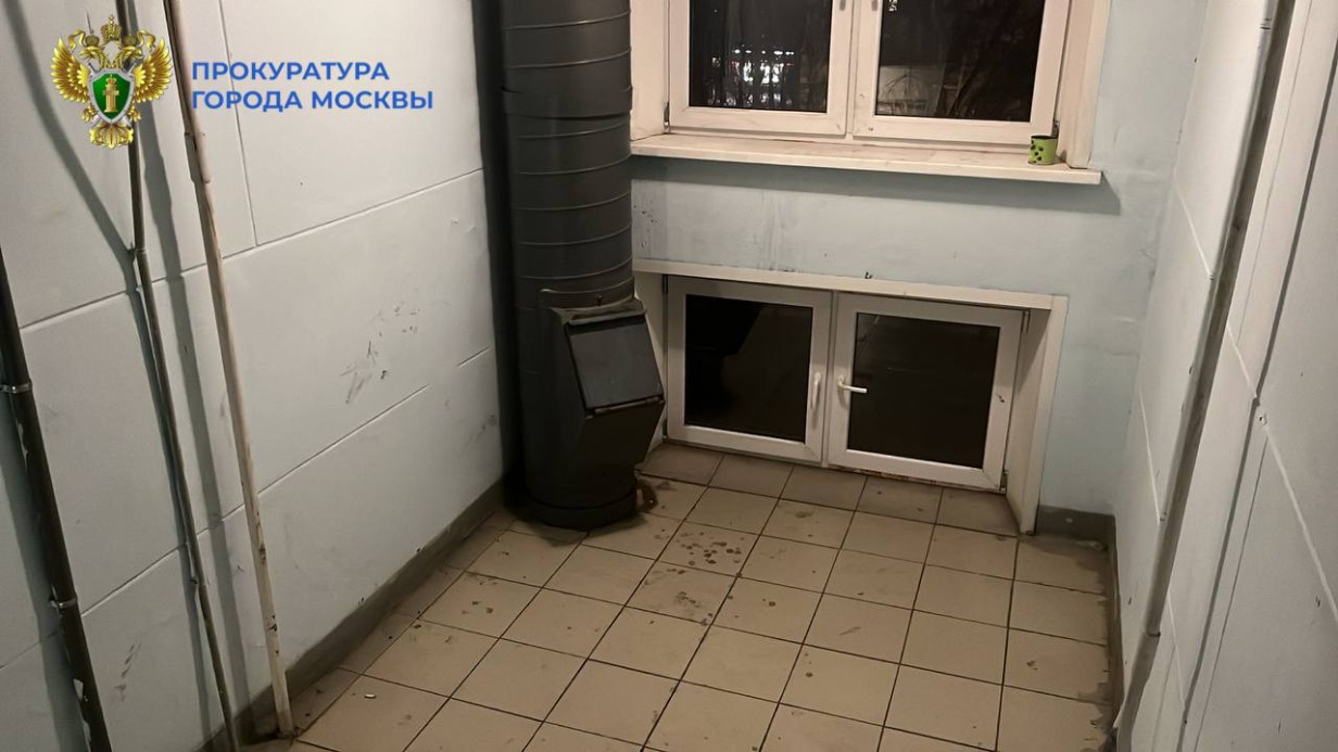 Пьяную женщину с младенцем обнаружили в подъезде на востоке Москвы