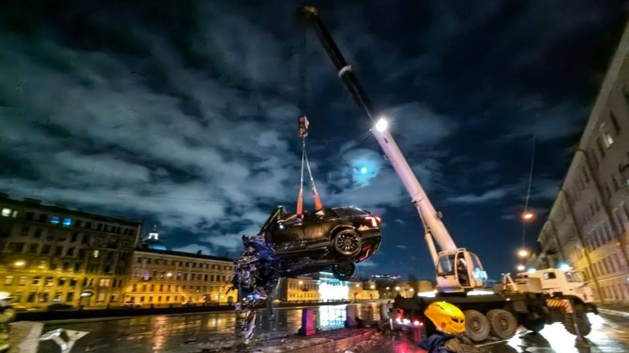 Иномарка в Петербурге пробила ограждение Фонтанки и упала в реку