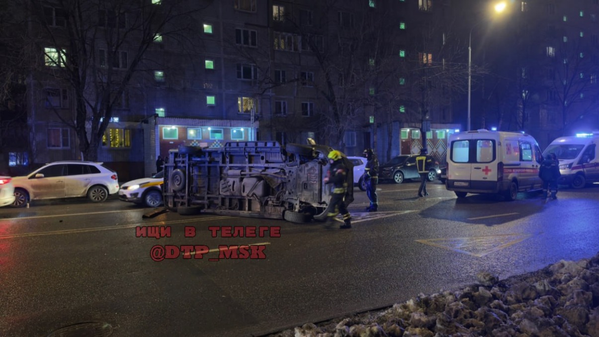Скорая помощь трижды перевернулась при столкновении с машиной на востоке Москвы