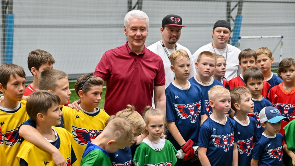 Мэр Москвы Сергей Собянин пообщался с тренерами и ребятами, которые занимаются на футбольном поле манежа, построенного в составе спорткомплекса «Арктика»