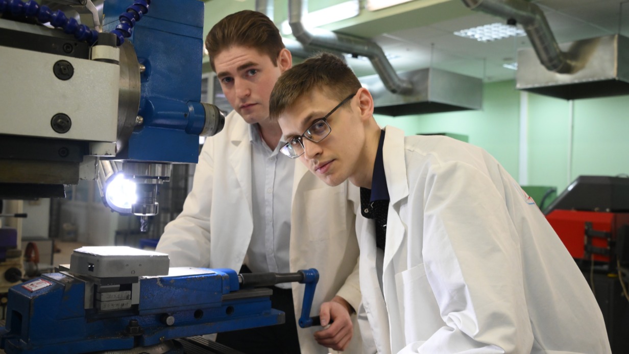 Аспиранты 4-го и 1-го курса кафедры высокоэффективных технологий обработки университета «СТАНКИН» Андрей Гусев и Даниил Струневич создают материал для машиностроения