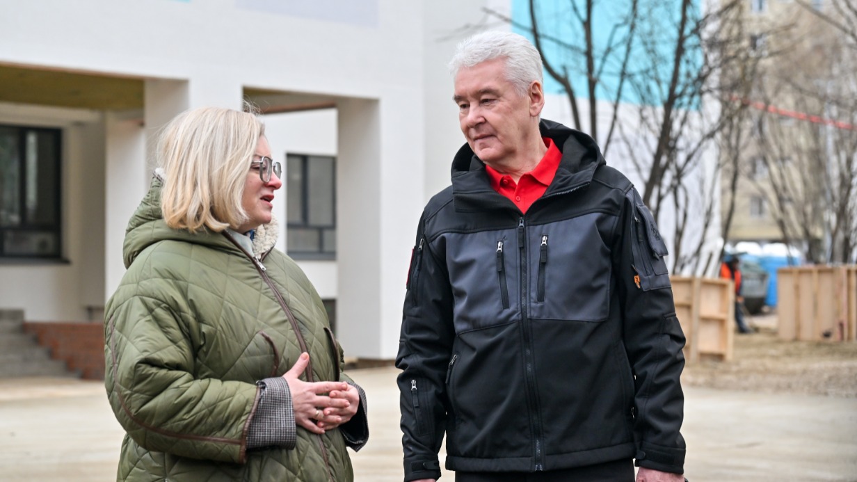 Мэр Москвы Сергей Собянин и директор московской школы № 1566 памяти героев Сталинградской битвы Татьяна Смирнова во время посещения здания образовательного учреждения на Люблинской улице, которое сейчас находится на реконструкции