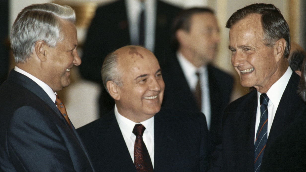 Президент РФ Борис Ельцин, Президент СССР Михаил Горбачев и Президент США Джордж Буш на официальном обеде от лица Президента СССР и его супруги в честь высоких гостей