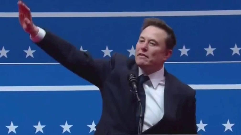 Маск показал жест, похожий на нацистское приветствие*