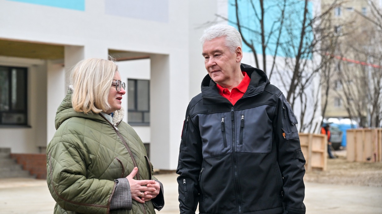 Директор школы № 1566 памяти Героев Сталинградской битвы Татьяна Смирнова и мэр Москвы Сергей Собянин во время посещения здания образовательного учреждения