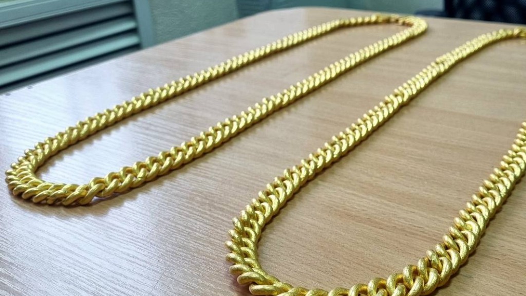 Золотые цепи на 20 миллионов рублей обнаружили у двух пассажирок в Грозном