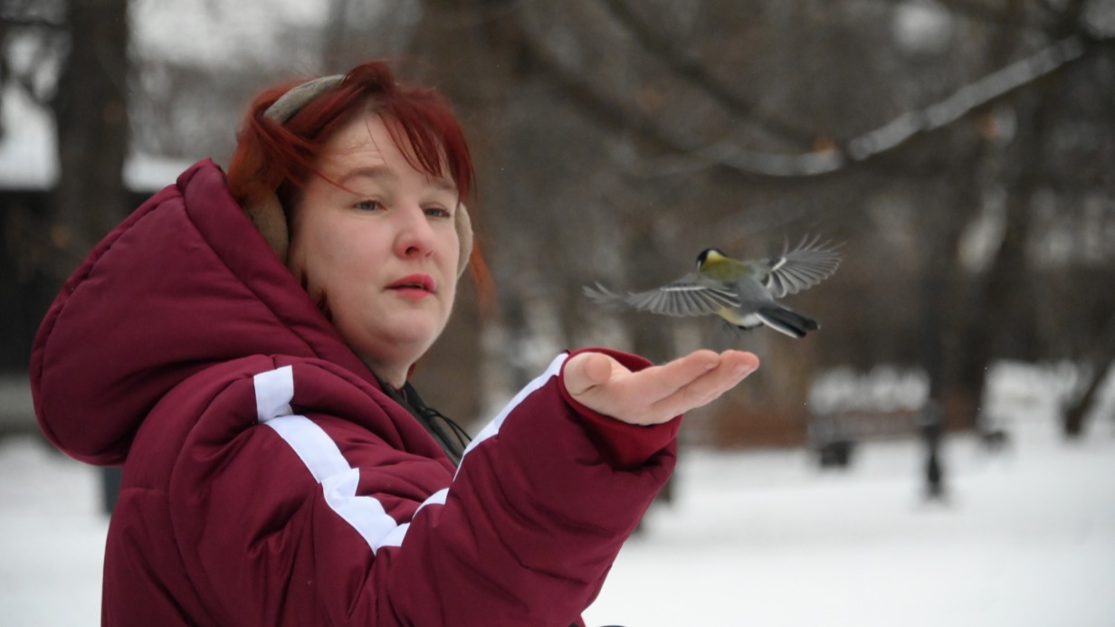 Орнитолог Надежда Чистякова с синицей в Парке Горького
