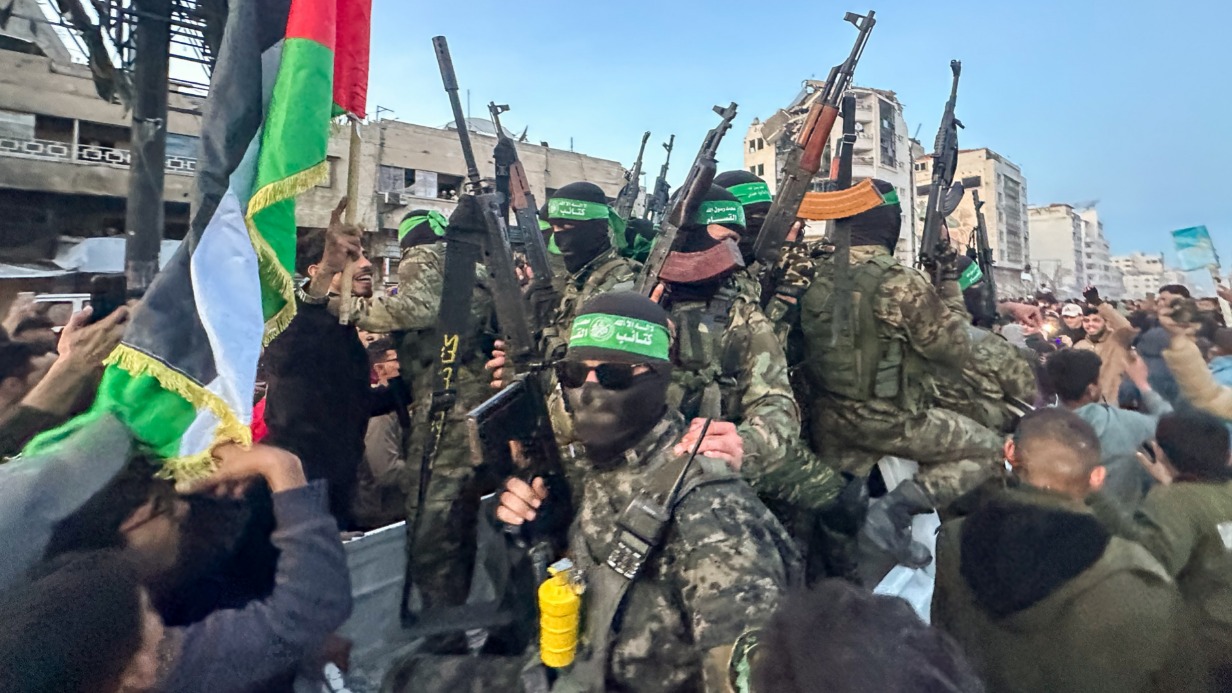 Палестина. Сектор Газа. Граждане вместе с участниками движения ХАМАС празднуют прекращение огня между Израилем и ХАМАС