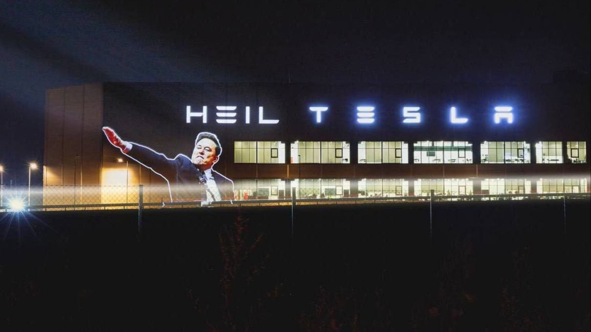 «Хайль, Тесла»: изображение Маска с «нацистским жестом» появилось на его заводе