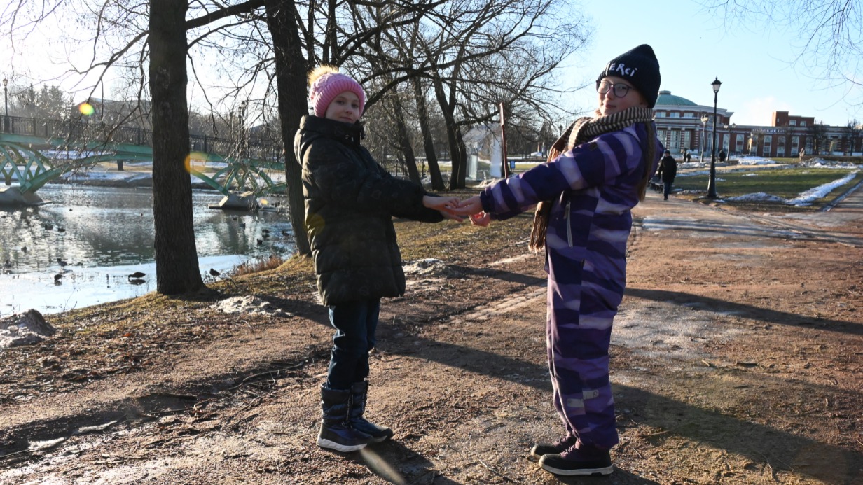 Школьницы Аня Боровикова и Алиса Назирова на прогулке в Царицыне