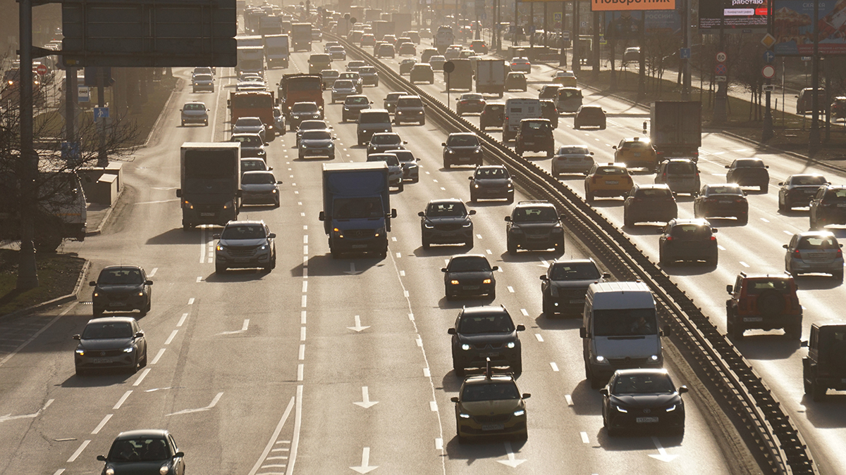Столичным водителям порекомендовали выезжать на дороги города после 19:00