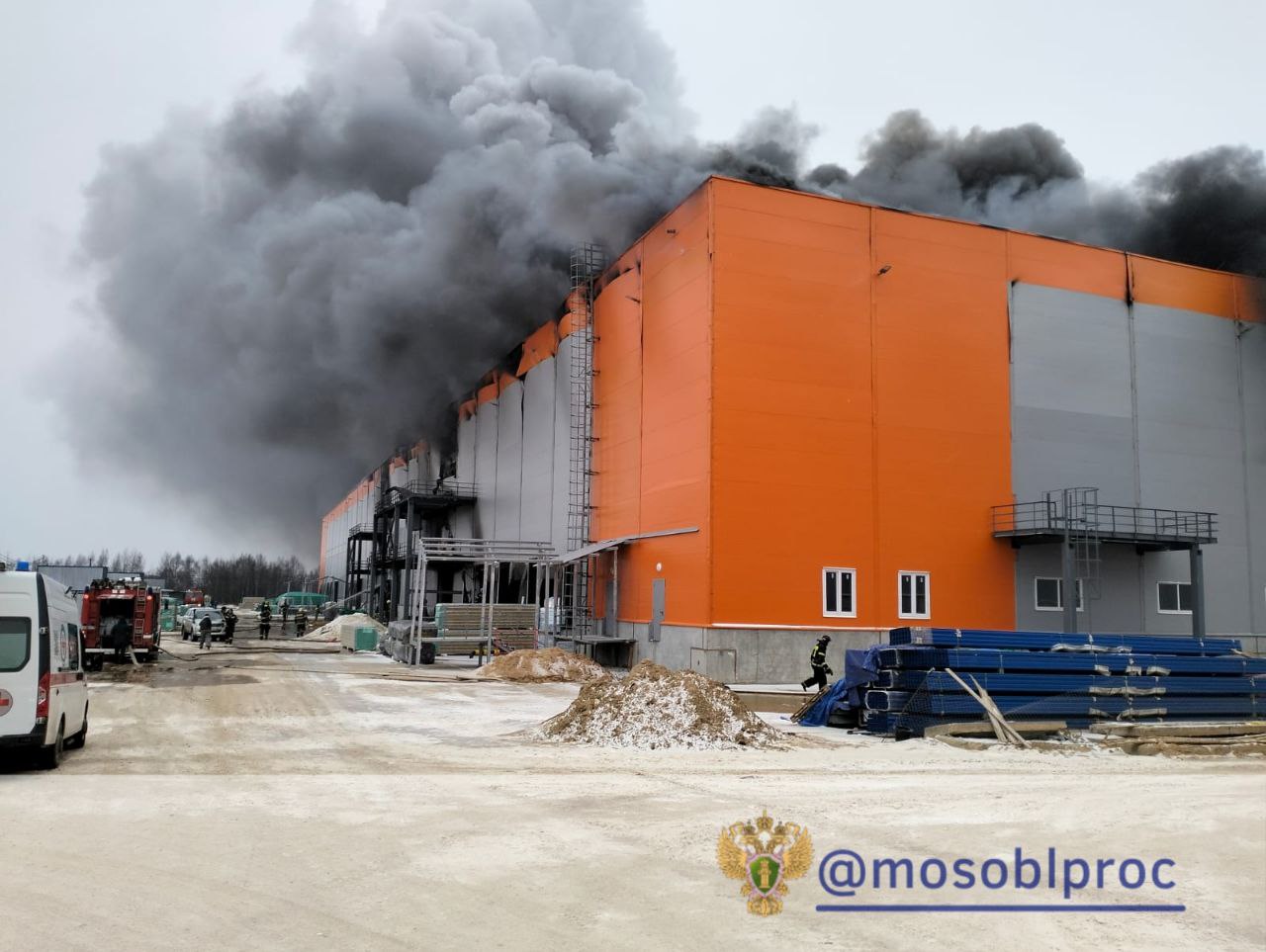 Крупный пожар разгорелся на складах в подмосковном Клину