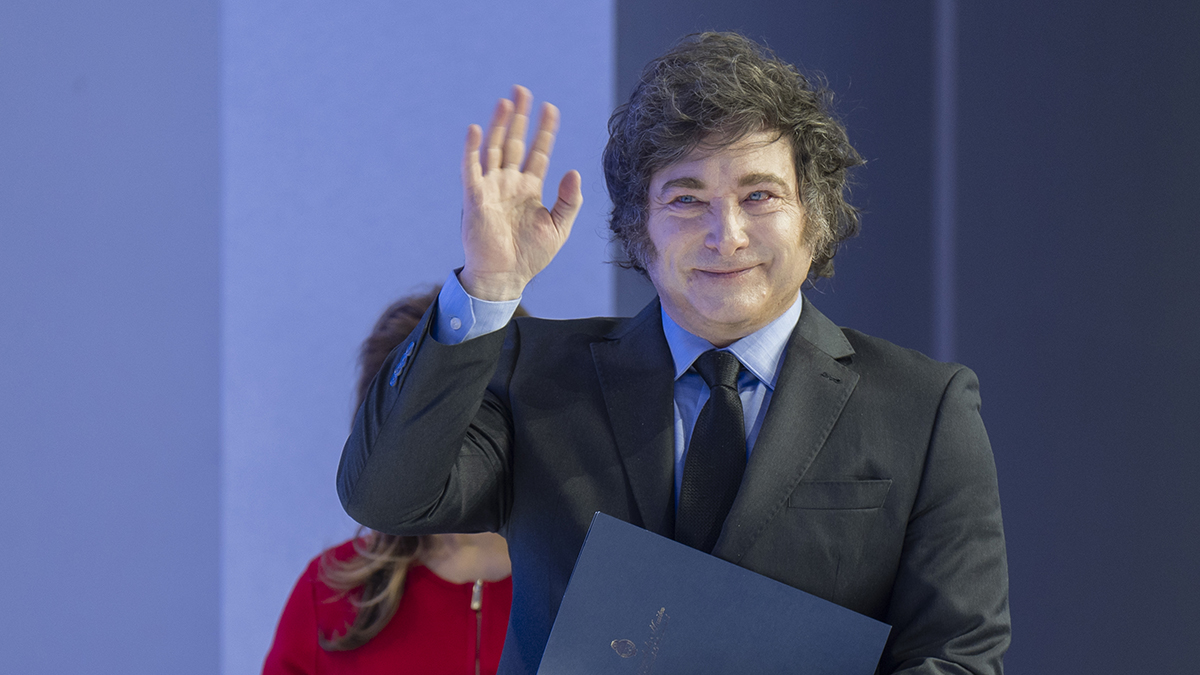 Репортер ударил президента Аргентины Милея микрофоном в лицо