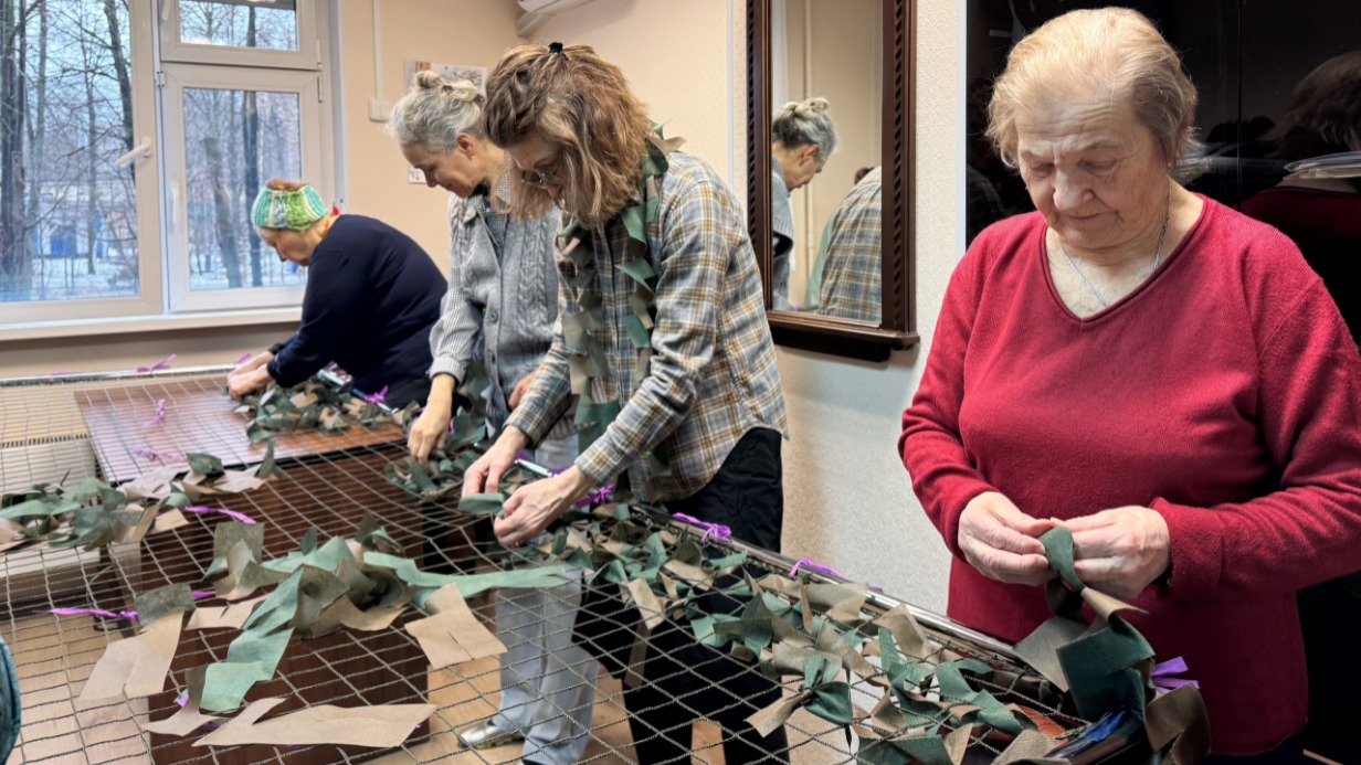 Волонтеры из Северо-Восточного административного округа Москвы плетут маскировочную сеть для участников специальной военной операции. Они подготовили более 30 таких изделий для отправки на фронт