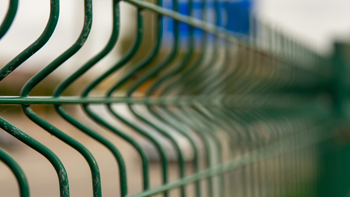 Daily Mail: Миллионер установил опасную электроизгородь возле дома в Лондоне