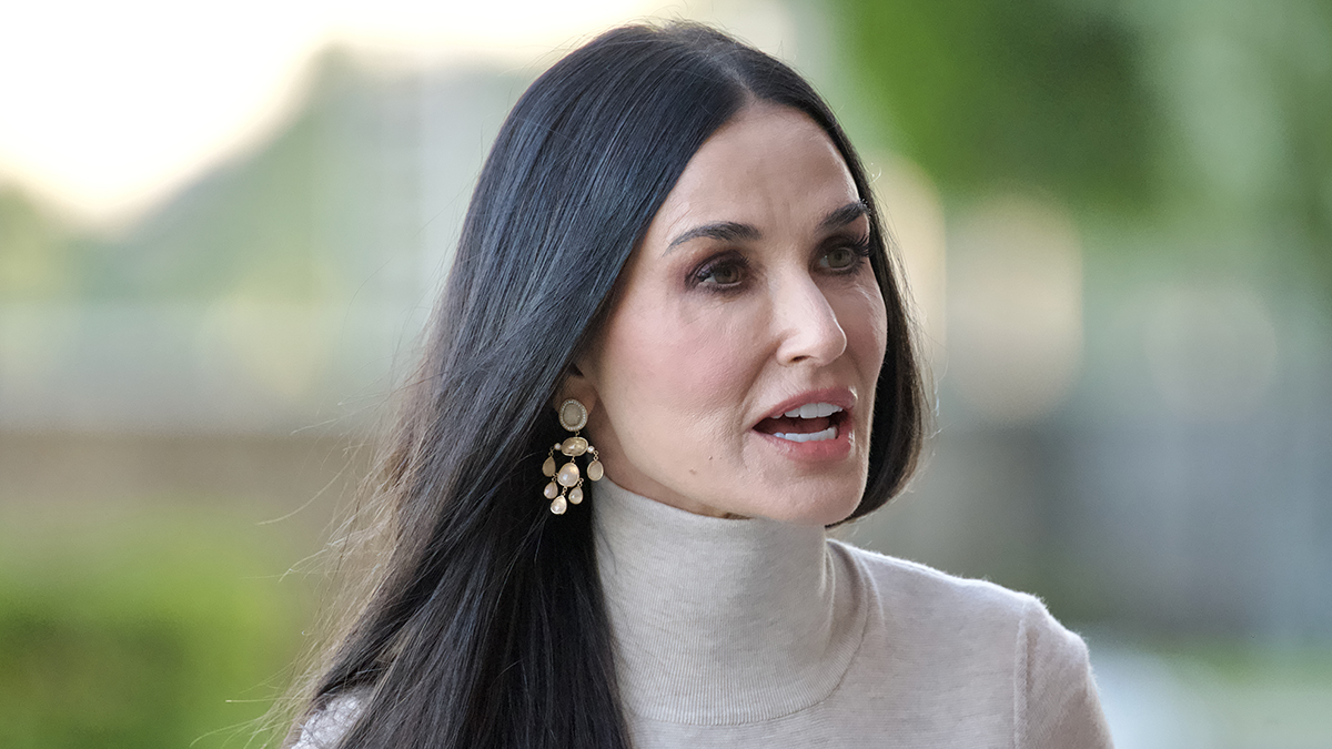 В Сеть слили найденный на мусорке личный дневник Деми Мур